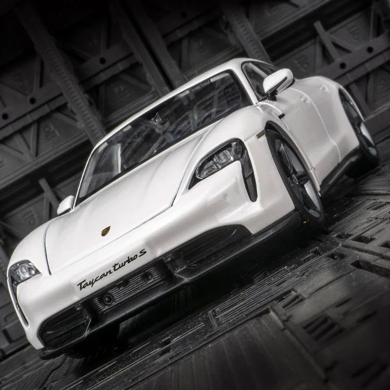 Bburago 1:24 Porsche Taycan Turbo S سبيكة نموذج سيارة خارقة لتزيين السيارة، الأبواب وغطاء المحرك، يمكن فتح صندوق السيارة