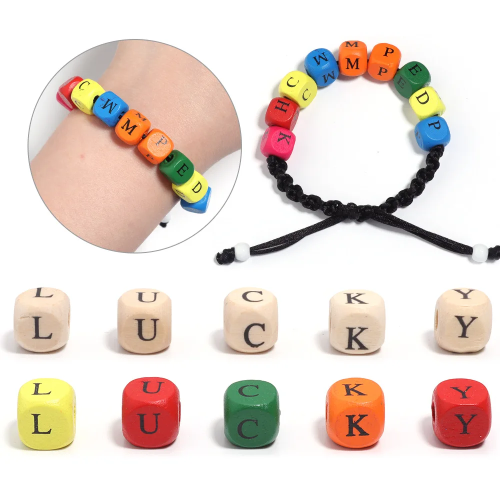 100 ชิ้น/ล็อตตัวอักษรลูกปัดไม้ไม้ที่มีสีสันลูกปัด 10 มม.Cube ลูกปัดสุ่มผสมตัวอักษรย้อมไม้