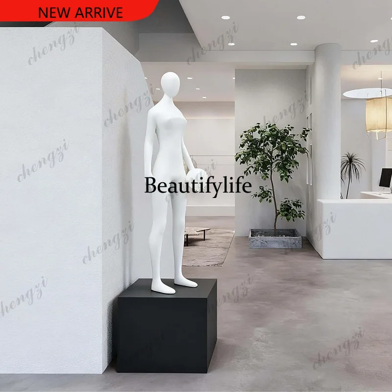 H132 Standing with a ball in one hand Humanoid sculpture Floor lamp Modern art Characters Creative decoration