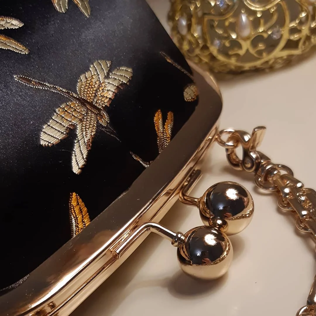 Lost in Vintage Dragonfly Feathers Coin Bag Design Brocade Fabric BClutch Gold Kiss Lock Clasp with Tassel Pendant Wedding Bag