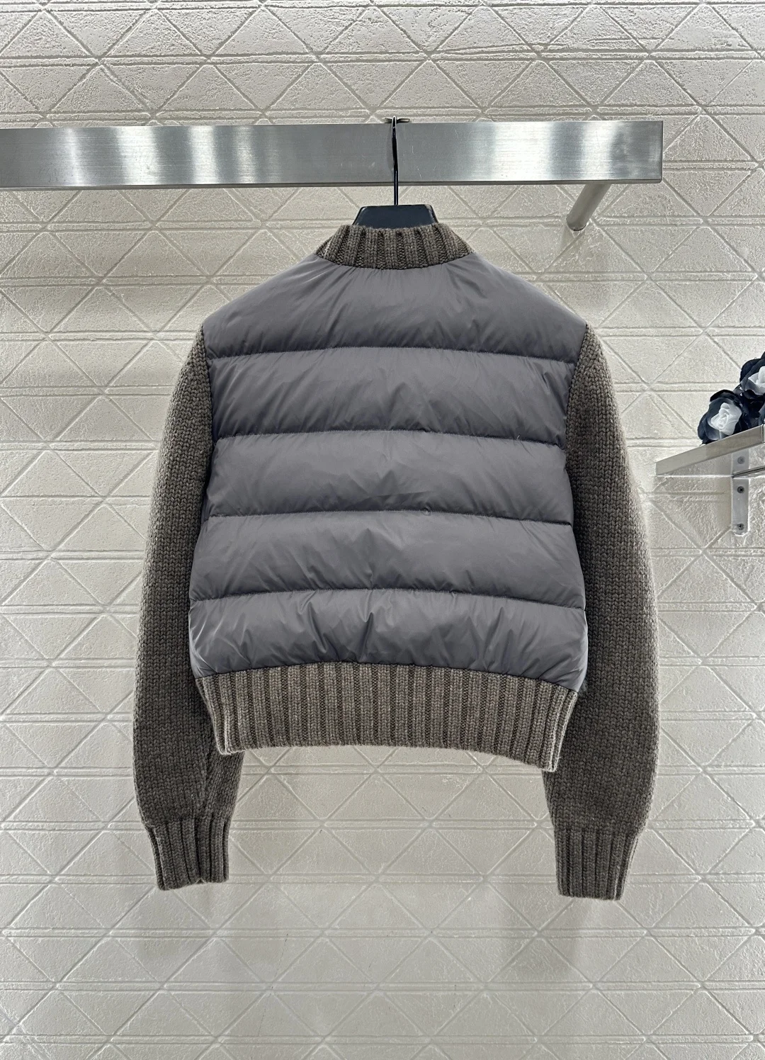 Chaqueta de plumón tejida con empalme de lana de peluche esponjoso 3D para mujer nueva moda de invierno