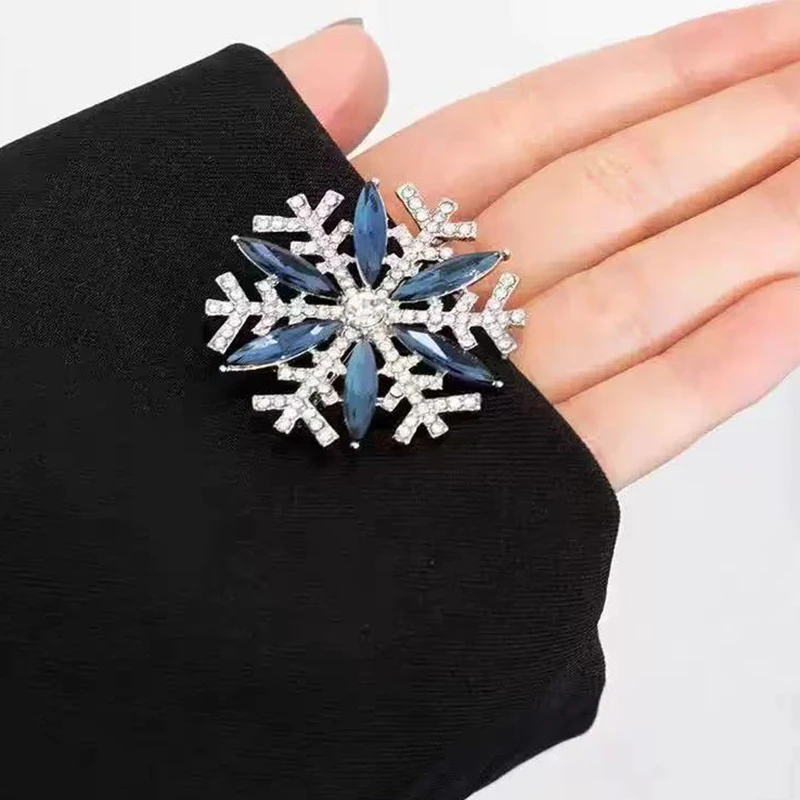 فستان بدلة إبداعي مزين بالزهور والنباتات الماسية بالكامل مع زخرفة ثابتة على شكل طائر وبروش معدني لطيف وفريد من نوعه