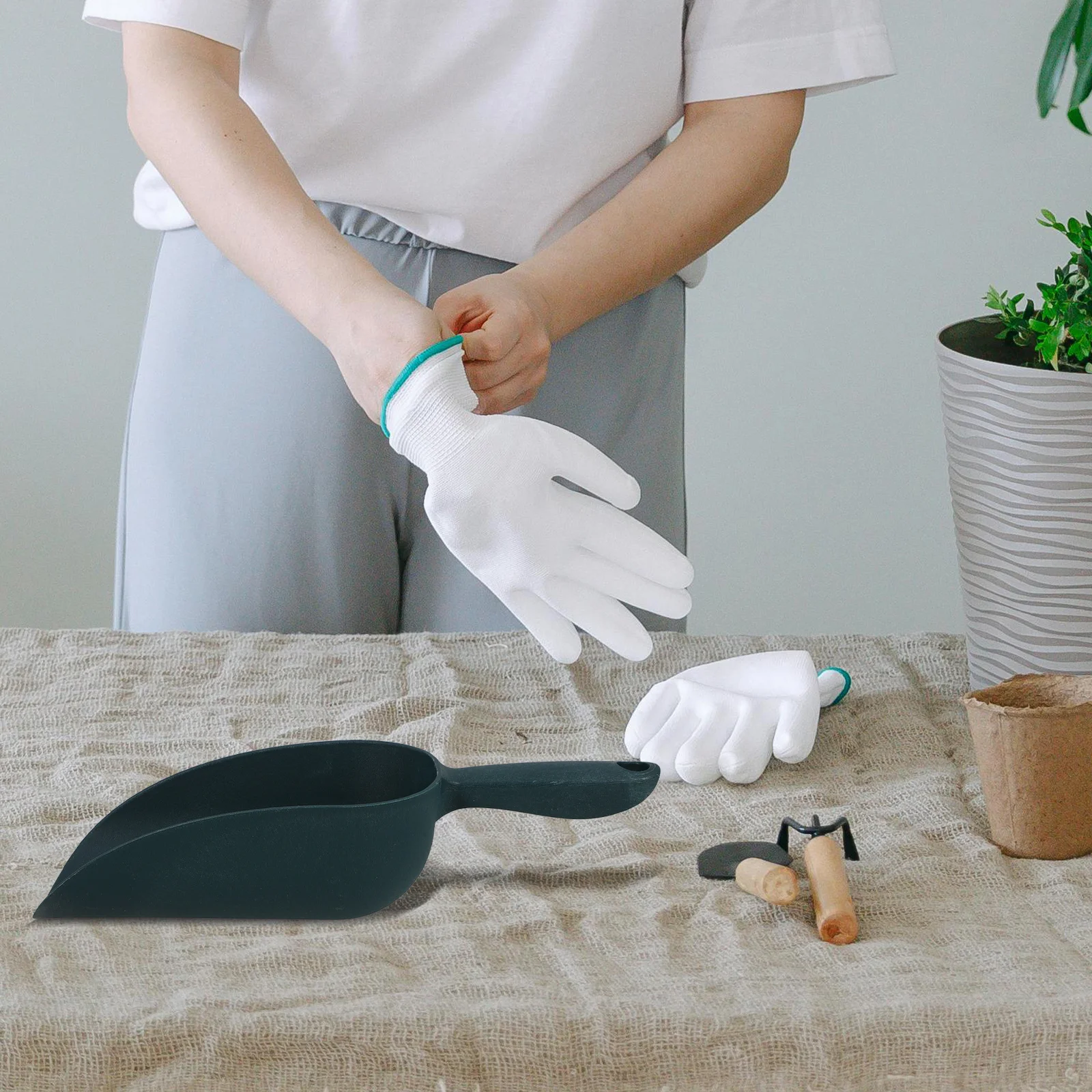 小さな園芸用シャベル プラスチック製ガーデンハンドシャベル 人間工学に基づいたハンドル 耐久性のある植栽用スコップ 花の植栽用ガーデン用トロウェル