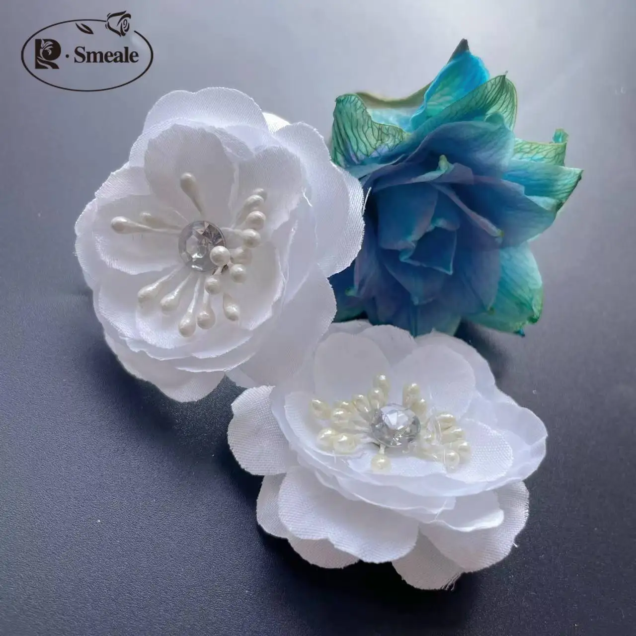 20 Stück/Packung. 3D-Diamant-Federblumen. DIY-Bastelbedarf, weiße handgefertigte Stoffblumen, Haarschmuck-Dekorationen. RS24302 – Detail 5