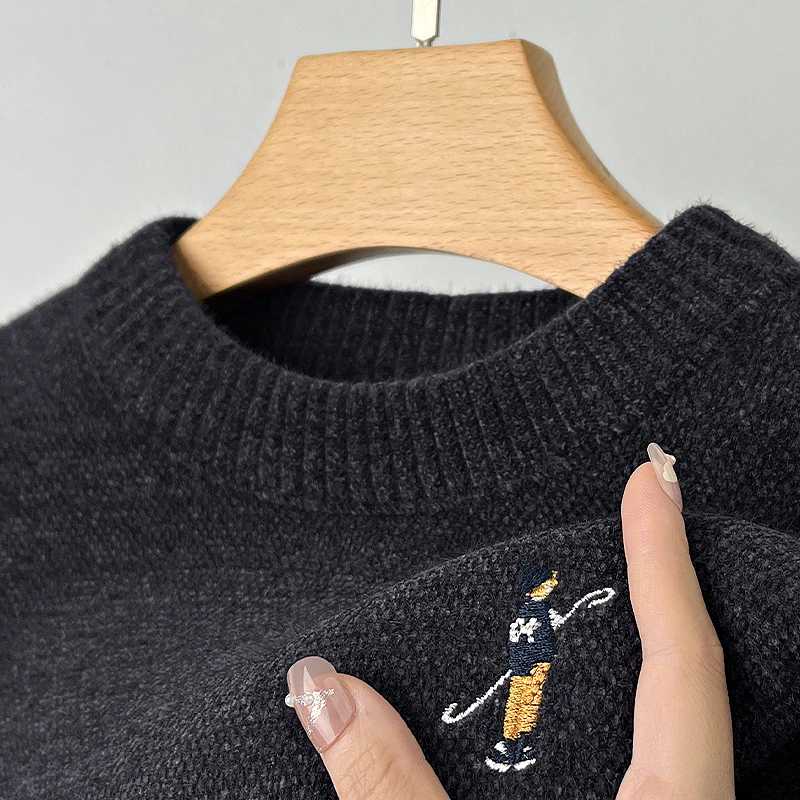 سترة رجالية فاخرة سميكة للخريف تحافظ على الدفء برقبة دائرية بلوفر مطرز رائع ملابس رجالية متماسكة عالية الجودة