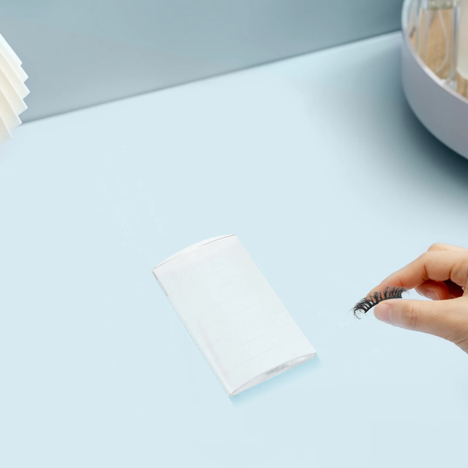 

Clear Curved Eyelash Extension Pallet 8x5x1cm Reusable Non Porous Surface Easy Clean Professional Salon Use Eyelashes