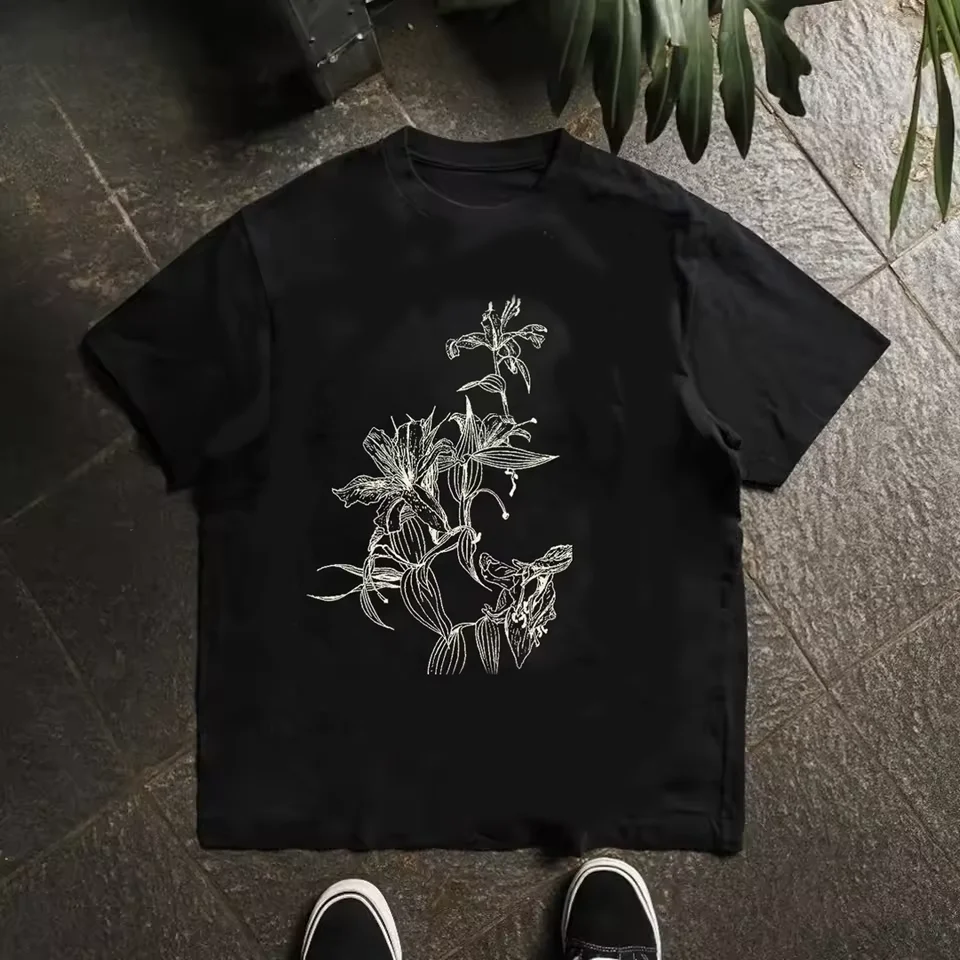 Line Art: Fresh, Preppy Style Short-sleeved T-shirt with Iris Flower Pattern (retro Design)women Clothing Fashion Personality