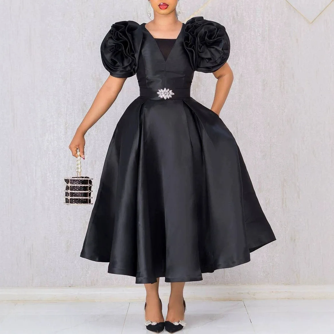 QMANSHA Abito da Sera Personalizzato in Raso Nero con Maniche a Fiore, Scollo a V, Linea ad A, Lunghezza Midi, Vestito Formale da Festa, Taglie Forti per Donna
