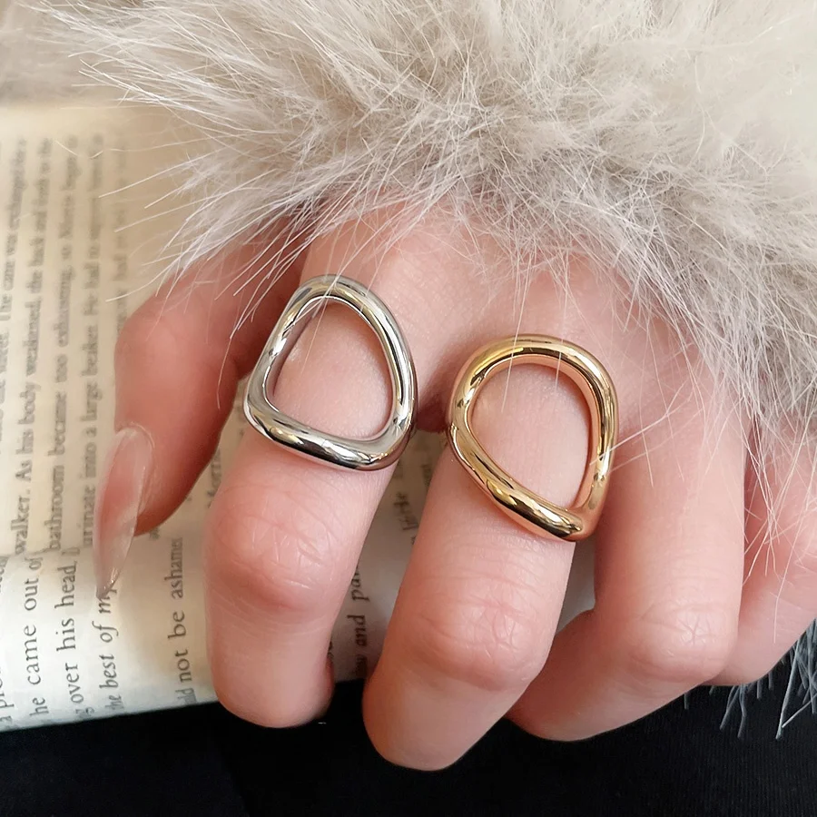 

Геометрические круглые серьги-кольца с вырезами, простой открытый дизайн, экстравагантный индивидуальный стиль, модные женские серьги из сплава