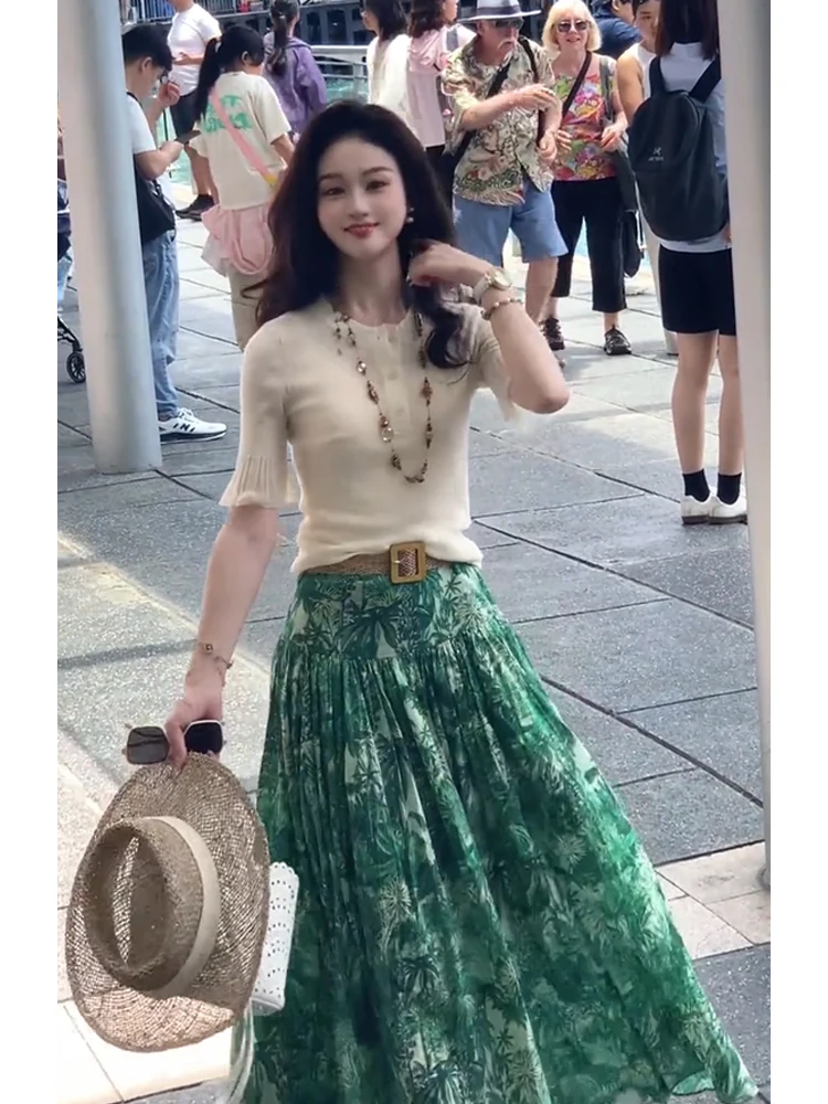 

Летний модный вязаный комплект из двух предметов: футболка с коротким рукавом и бахромой, зеленая юбка с цветочным принтом, круглый вырез, повседневный, удобный, женский.