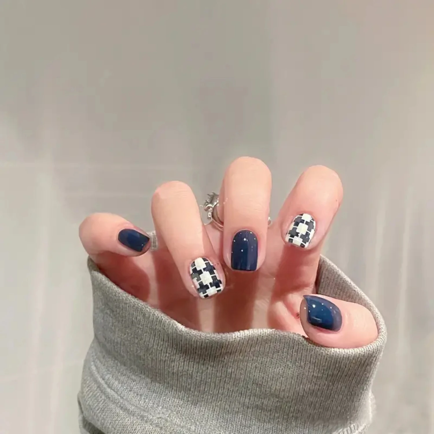 Atemberaubendes 24-teiliges kurzes Schmetterlings-Nagelflicken-Set, Schachbrett-Nägel-Set mit zuverlässigem Geleekleber, einschließlich 1-teiliger Polierstreifen