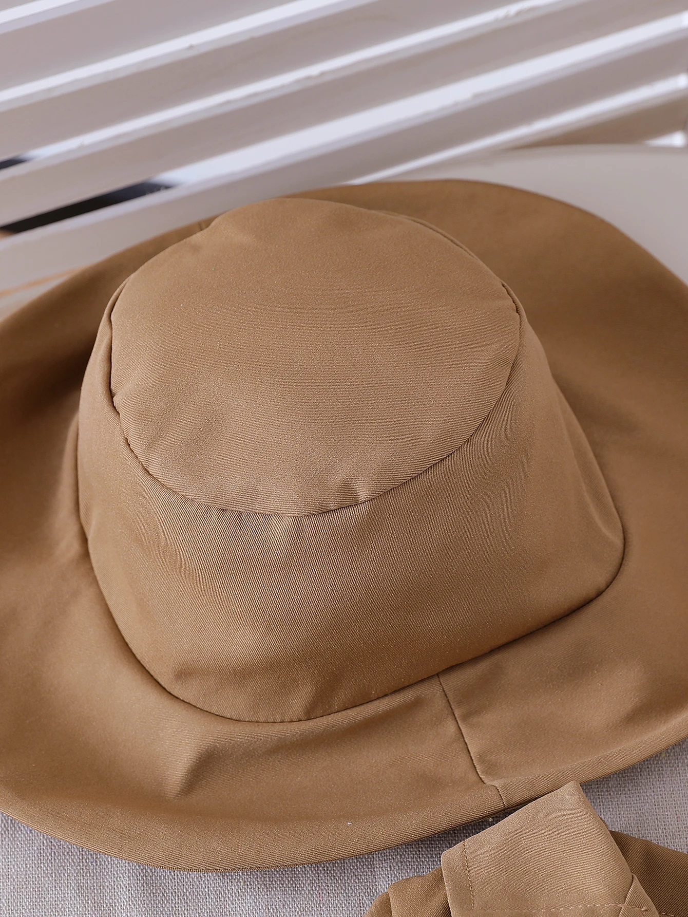 فستان غير رسمي متعدد الاستخدامات لصيف 2025 بلون نقي ومزين بالدانتيل مع قبعة شمس بلون نقي طقم مكون من قطعتين