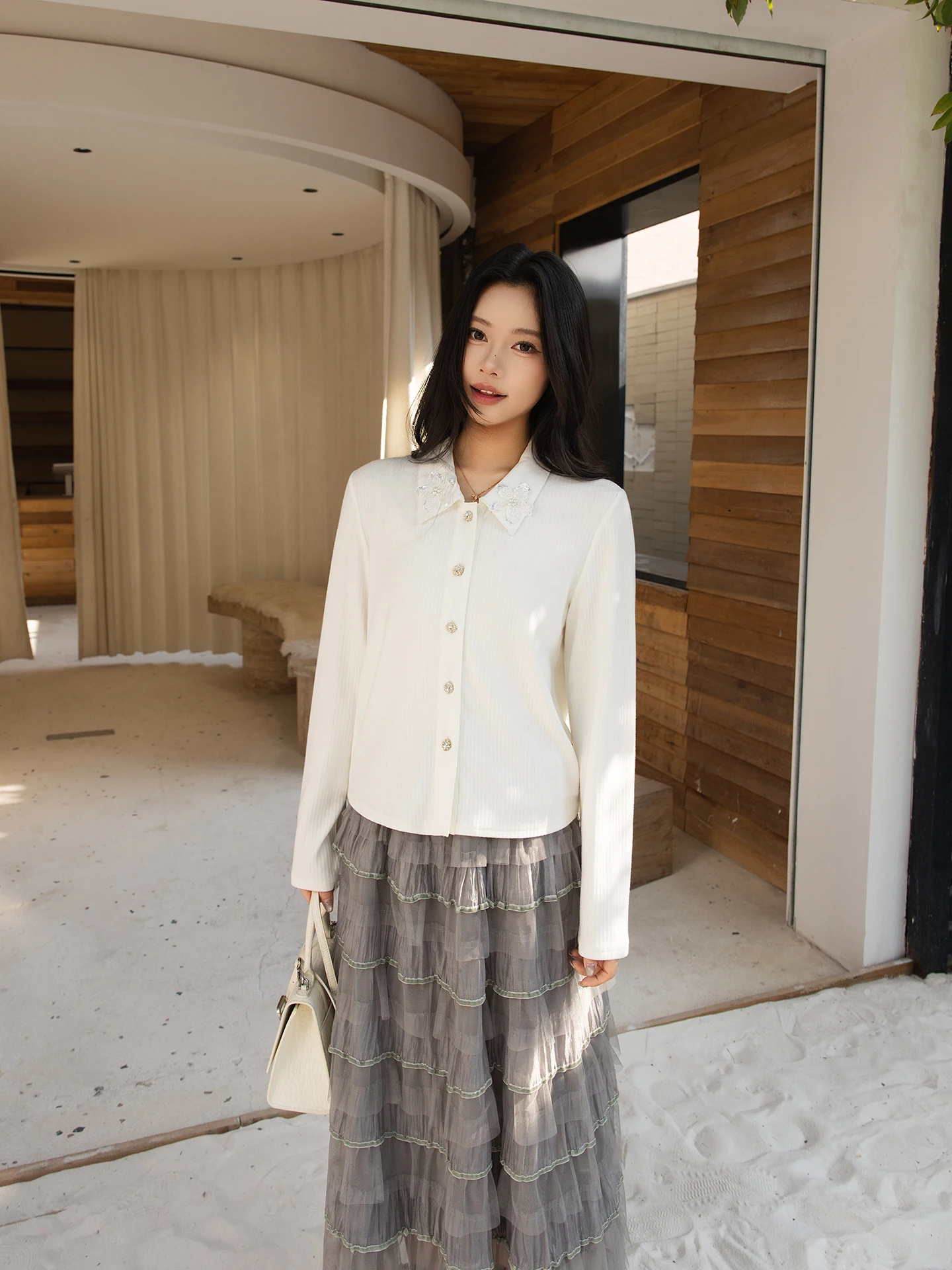 

Lao Yang's Casual White Button-Flower irt Spring Autumn Top Premium Lightweight Women's Faion Comfortable Breathable