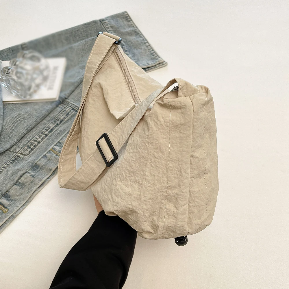 حقيبة كتف نسائية ذات سعة كبيرة جديدة للخريف والشتاء كاجوال ذات ثنيات للكتف للتنقل في الفصل