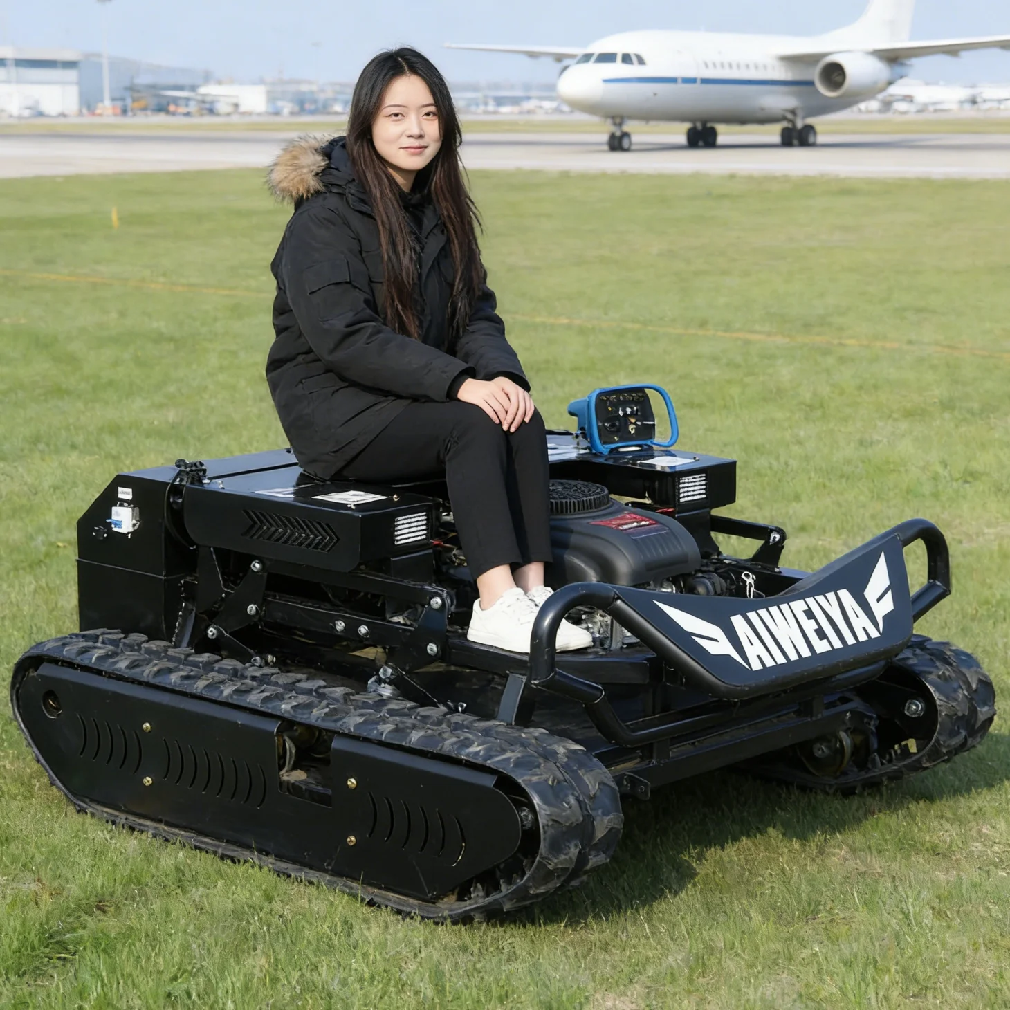 

Customized Tracked Remote-Controlled Self-Propelled Lawn Mower, Suitable for Hills, Parks, Airports and Weeding