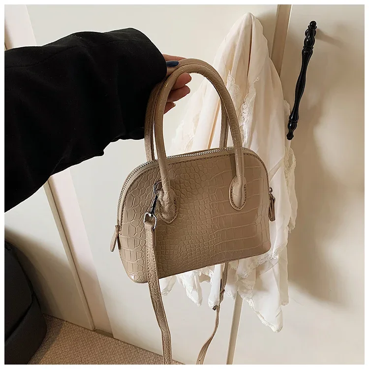 

Luxury Parisian-Inspired Clutch Bag - Vintage Crossbody Strap Design, Minimalist Leather Tote With Fashionable Gold Logo