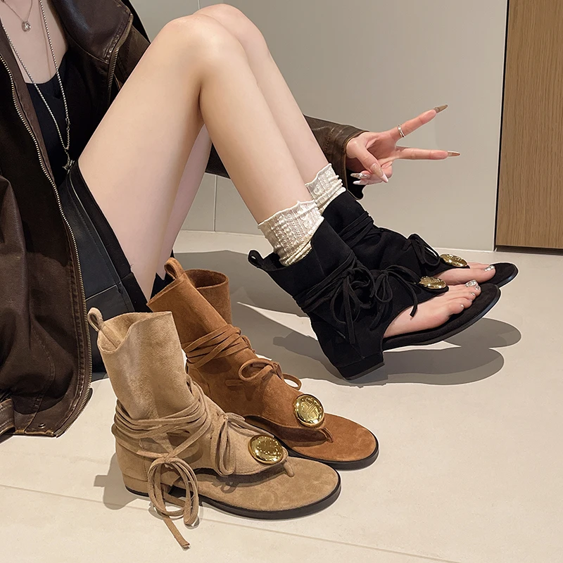 

Летние винтажные женские гладиаторские шлепанцы-сандалии с золотым металлическим декором, на шнуровке, с открытым носком, нескользящие, повседневные пляжные туфли для женщин