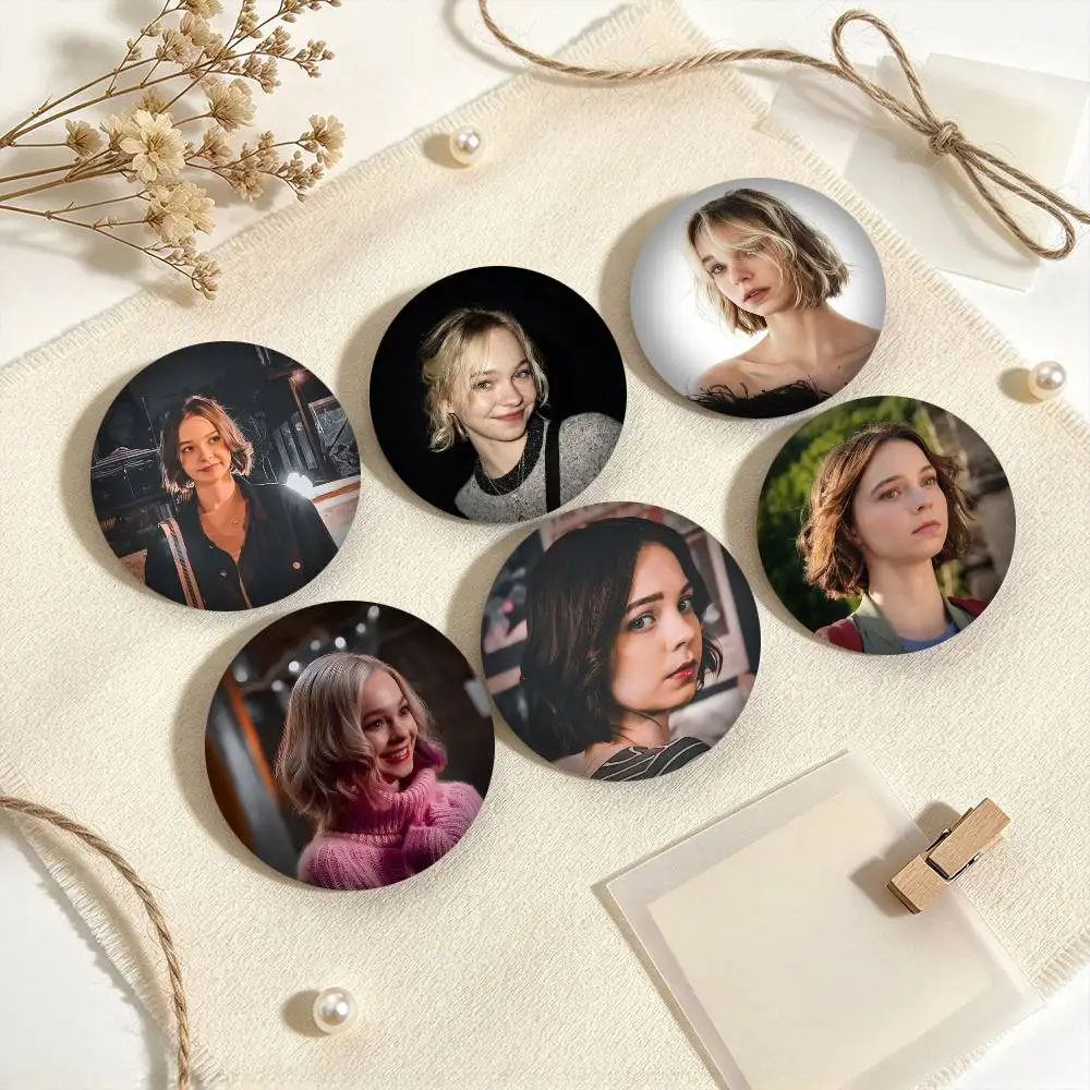 Y-Young Actress E-Emma Myers  25mm 32mm 44mm 58mm 75mm Brooches Badges Pins for Accessories Gift