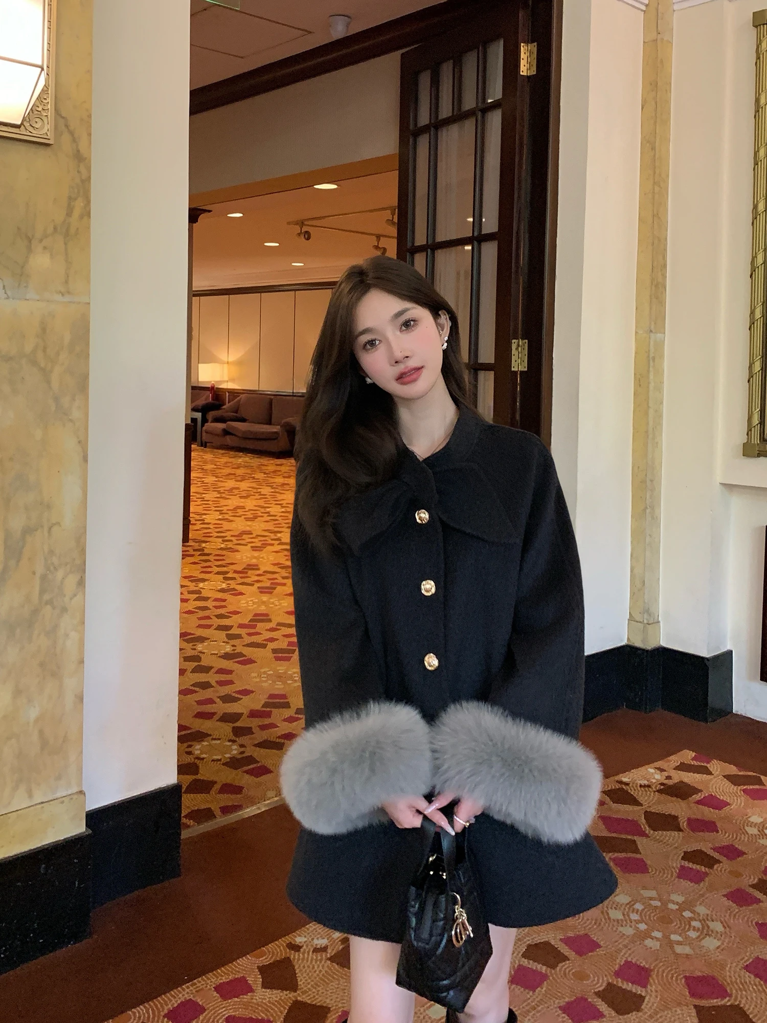 

Шерстяное пальто LM Princ Rich Girl с двусторонним воротником из меха и вельвета, женское, осень-зима 2025