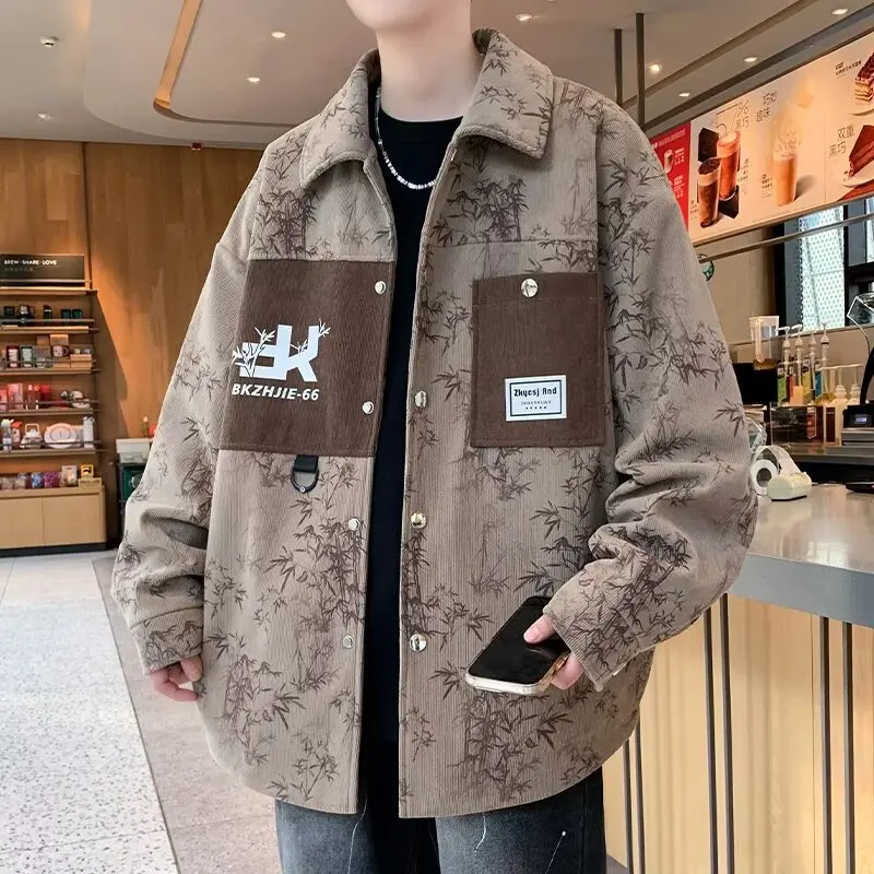 Kurtka jeansowa męska na wiosnę i jesień, sprana i barwiona metodą tie-dye z dziurami. Zmysł designu kurtki typu heavy-duty w stylu high street