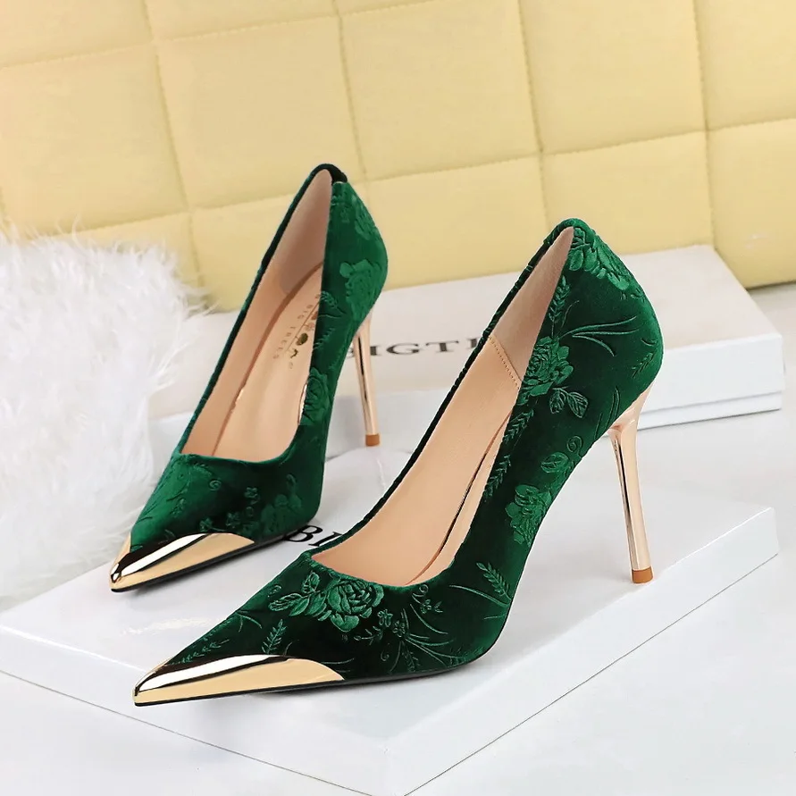 

2025 Style Banquet Women's Suede Flower Embossed Metal Pointed High Heels Single Wedding Ladies Shoes Women Pumps туфли женские