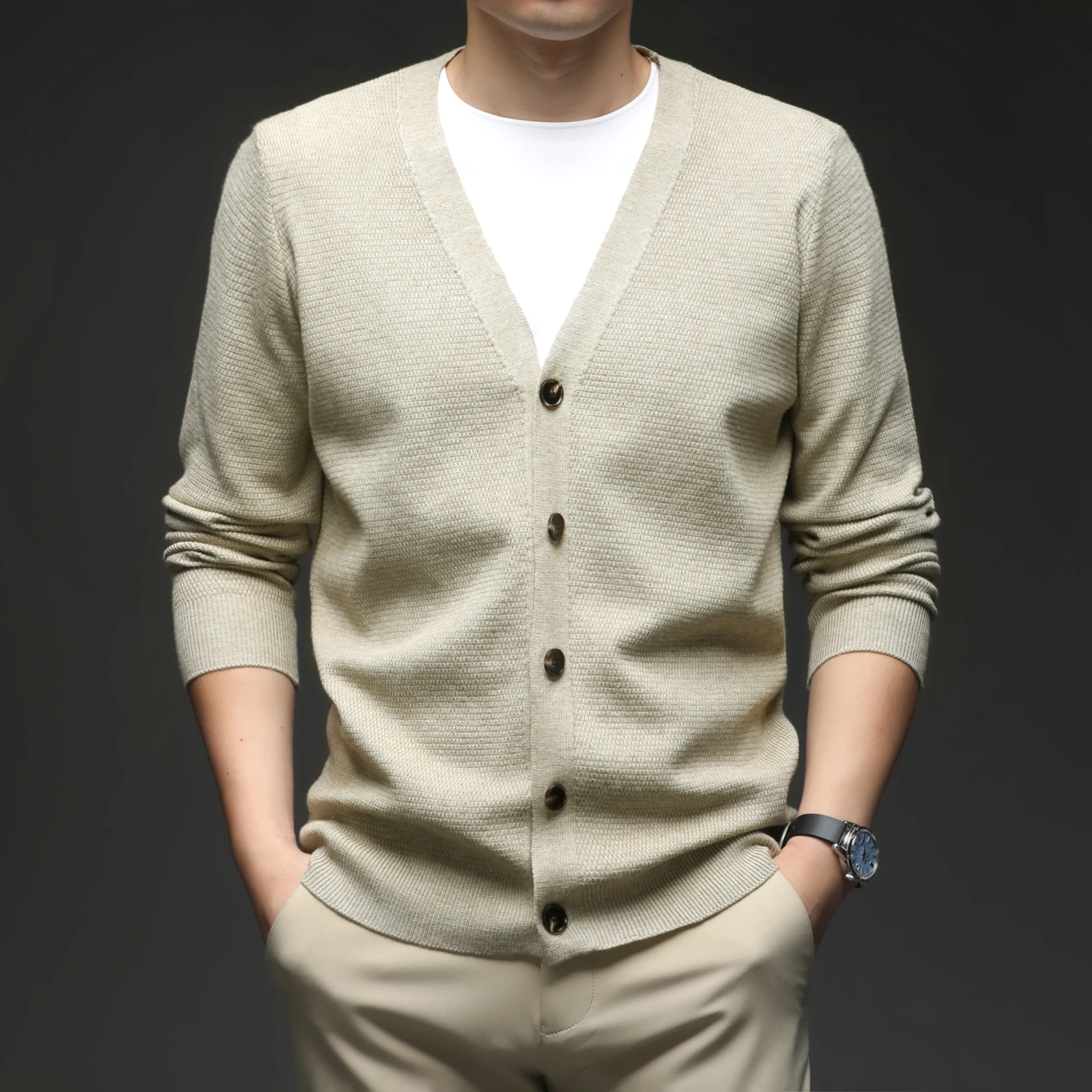 

Осень/зима 202, новый мужской кардиган с глубоким V-образным вырезом и универсальным трикотажем, модная модная верхняя одежда для мужской одежды
