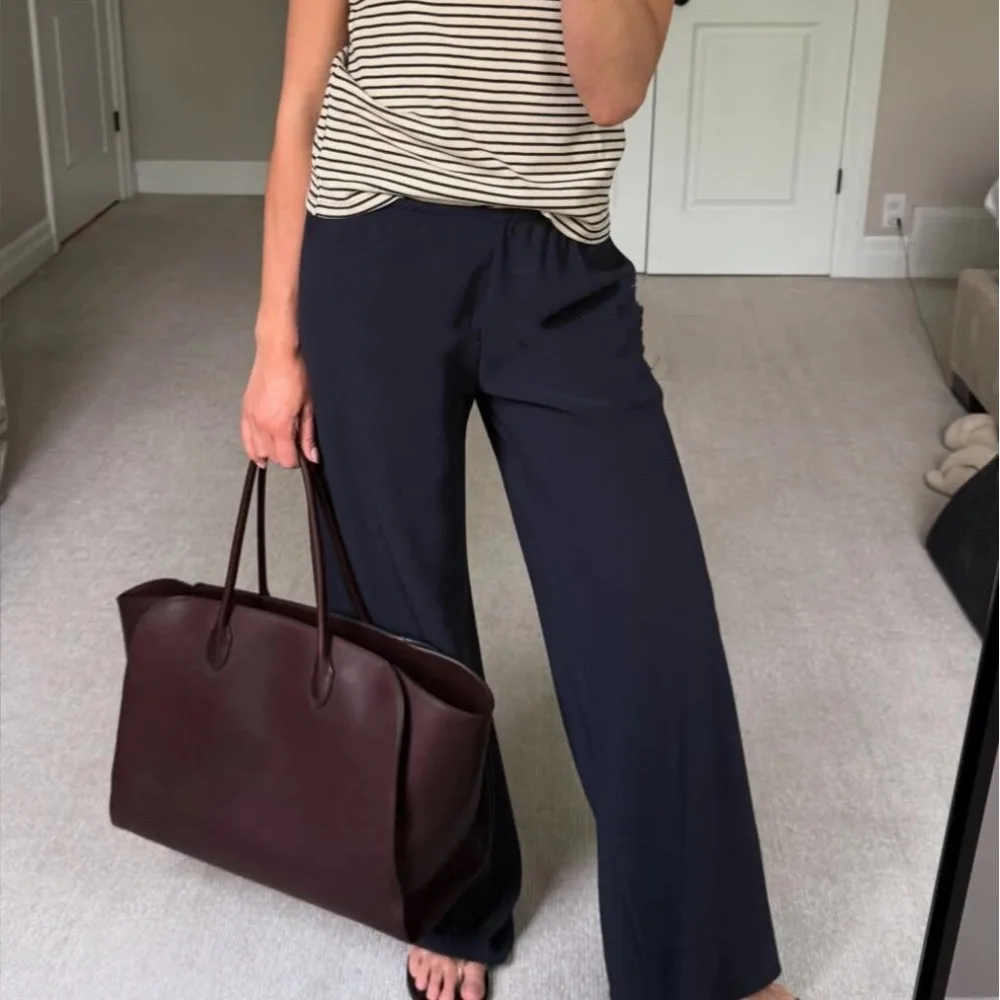 

2025 New Leather Niche Handbag Shopping Bag Minimalist Style Large Capacity Commuter Tote Women's Bag Casual and Versatile