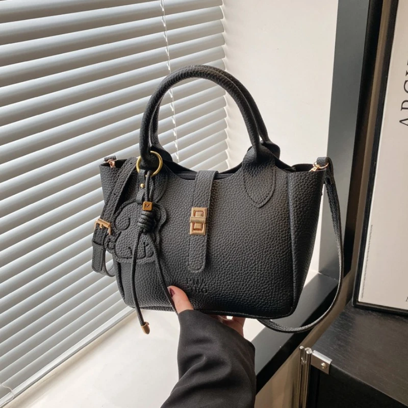 

Модная широкополосная маленькая квадратная сумка на одно плечо, маленькая текстурированная сумка для женщин, новая корейская версия, повседневные сумки через плечо