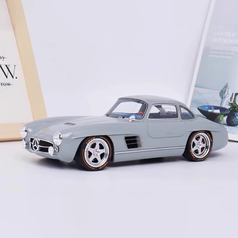 

1:18 Scale S-KLUB 300SL Retro Modified Car Simulation Resin Car Model Static Display Collectible Gift Souvenir Decoration