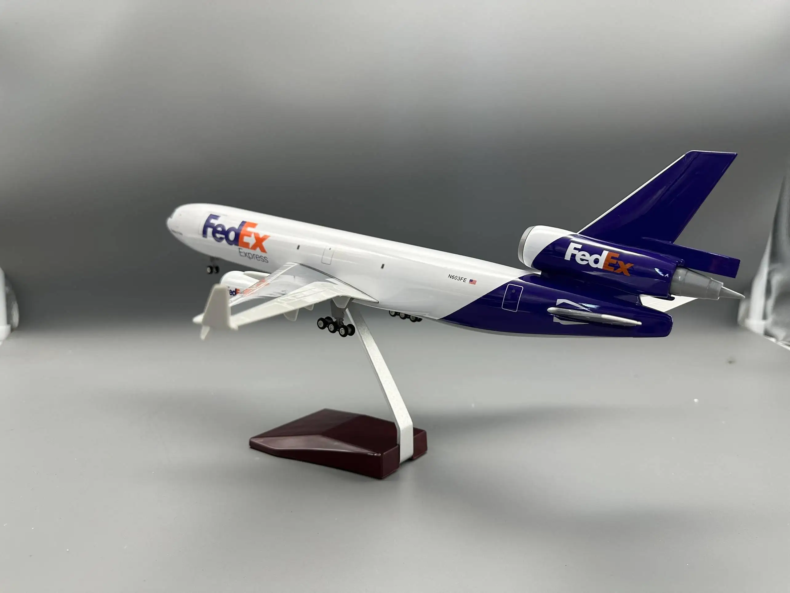 47CM 1/130 Scale MD-11 Aircraft FedEx Cargo Airways MD11 Model Airplane With Wheel Landing Gear Plastic Resin Plane Model Home D