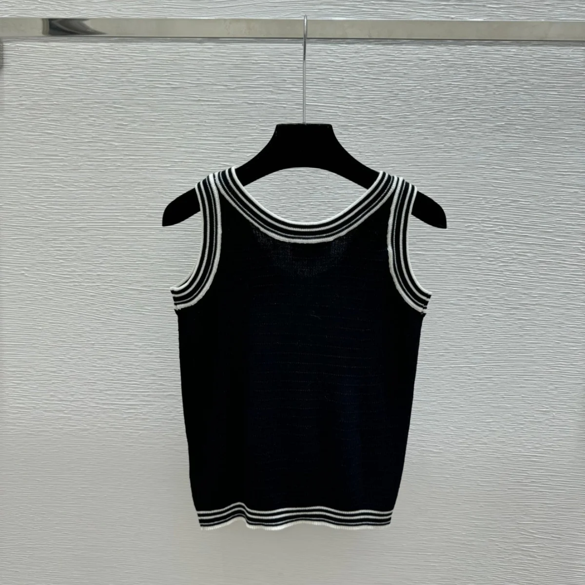 2026 High Quality Women's Wide Shoulder Strap Black and White Stripe Slimming Pit Strip Sleeveless Tank Top--hb804
