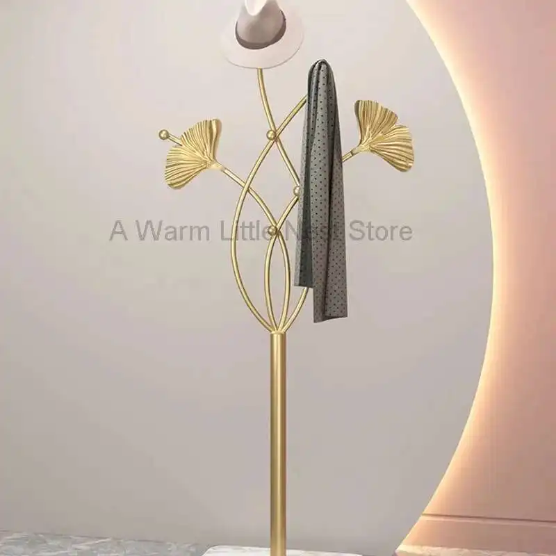 رف ملابس ذهبي قائم، أرفف أرضية فاخرة، رف ملابس بوتيك، زاوية Perchero De Pie، أثاث بسيط