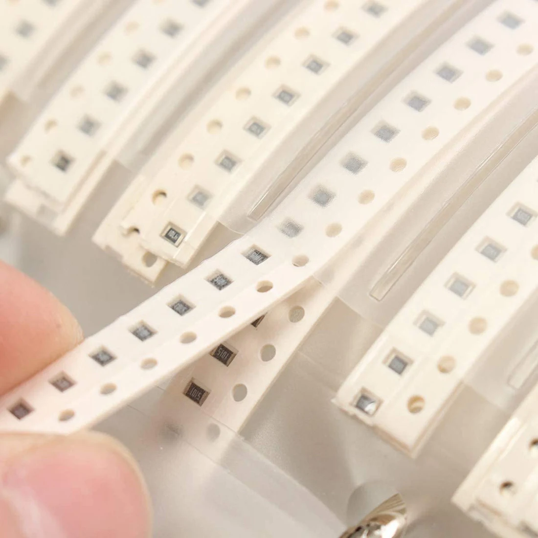 

Набор образцов конденсаторов Hot-8500PCS, 170 номиналов, все серии SMD-конденсаторов и SMD-резисторов с точностью 1%, ассорти-набор