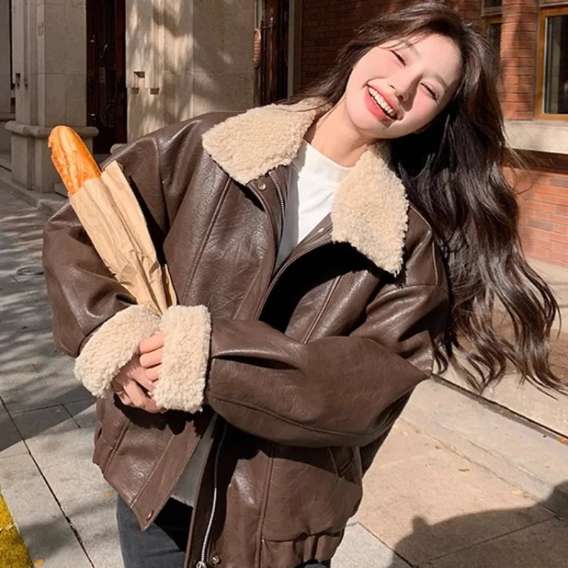 เสื้อโค้ทหนังแท้สไตล์อเมริกันย้อนยุคสีน้ำตาลสำหรับผู้หญิง ตกแต่งด้วยขนแกะอุ่นสบาย ผสมผสานหนัง PU ด้านนอก
