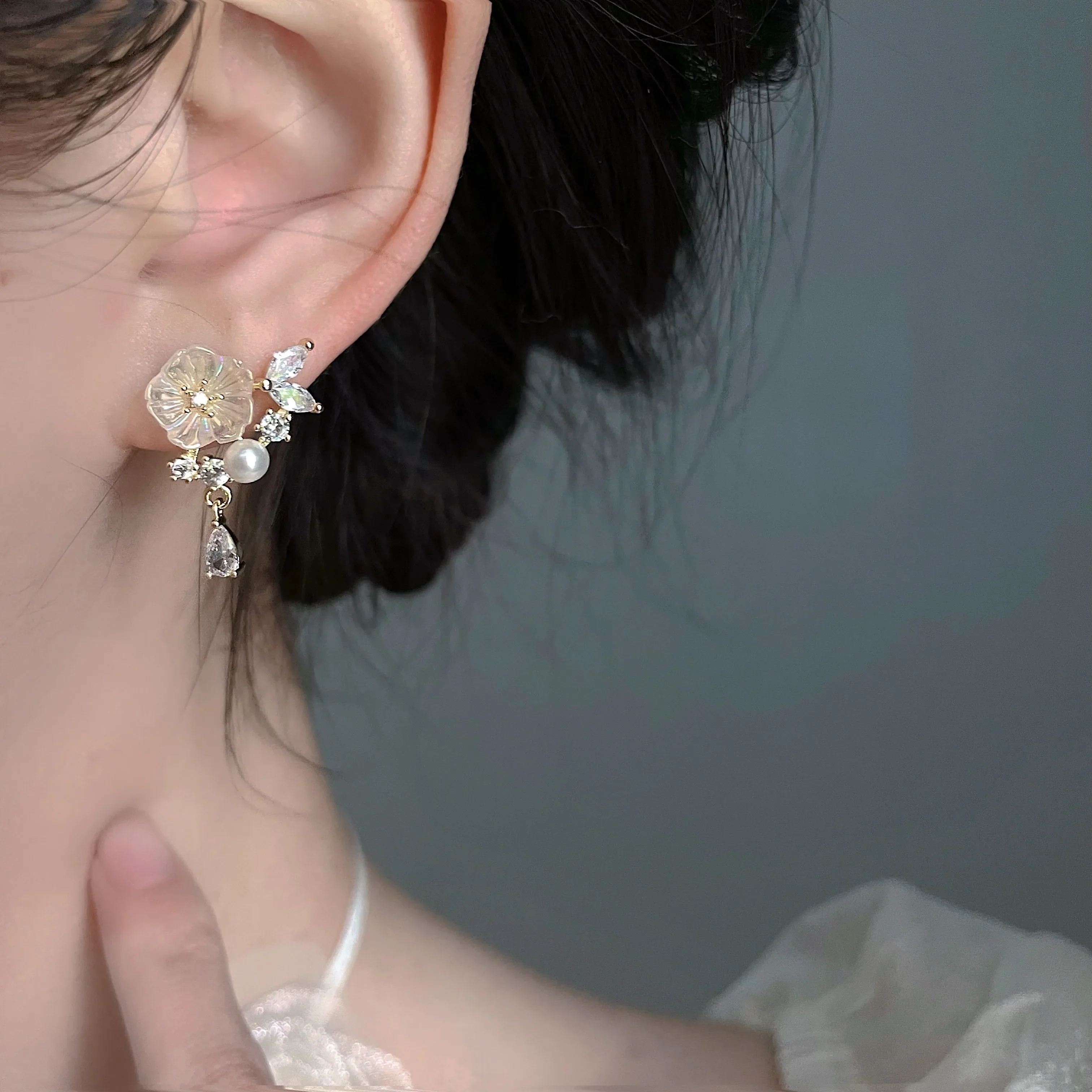 Korean Style Moon Lingth Pearl Flower Earrings Simple Temperament Zircon Flower Clip on Earrings Earrings Without Piercing Ears