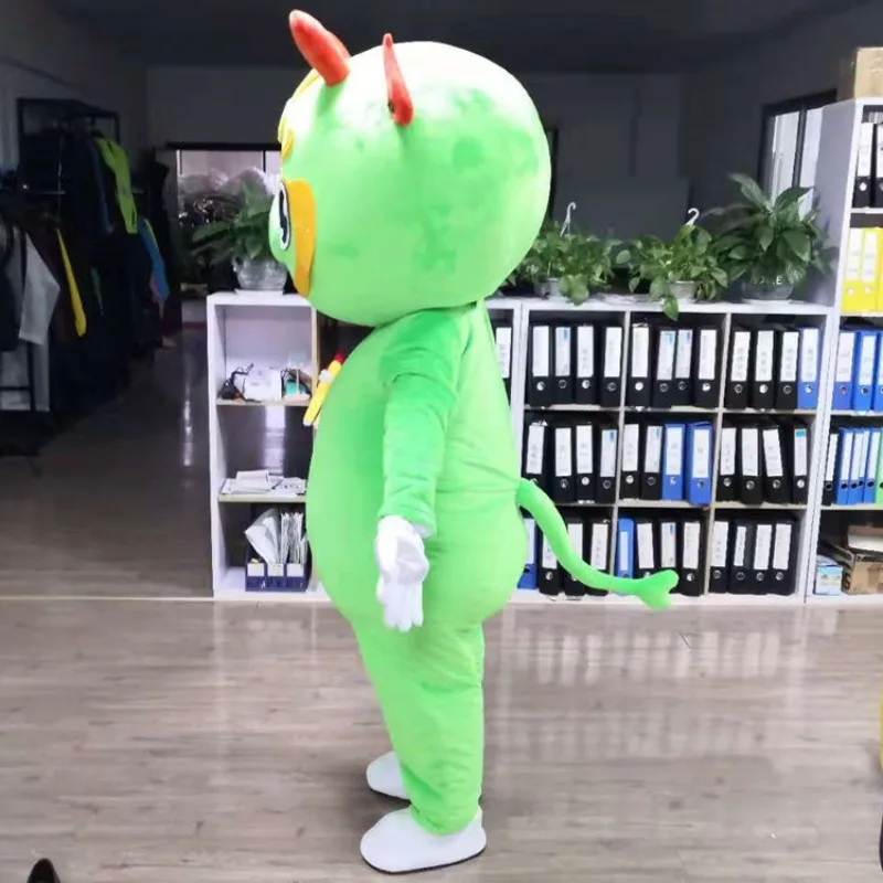 L'uomo dinosauro verde indossa copricapo peluche puntelli bambole dei cartoni animati abbigliamento per bambole abbigliamento per burattini