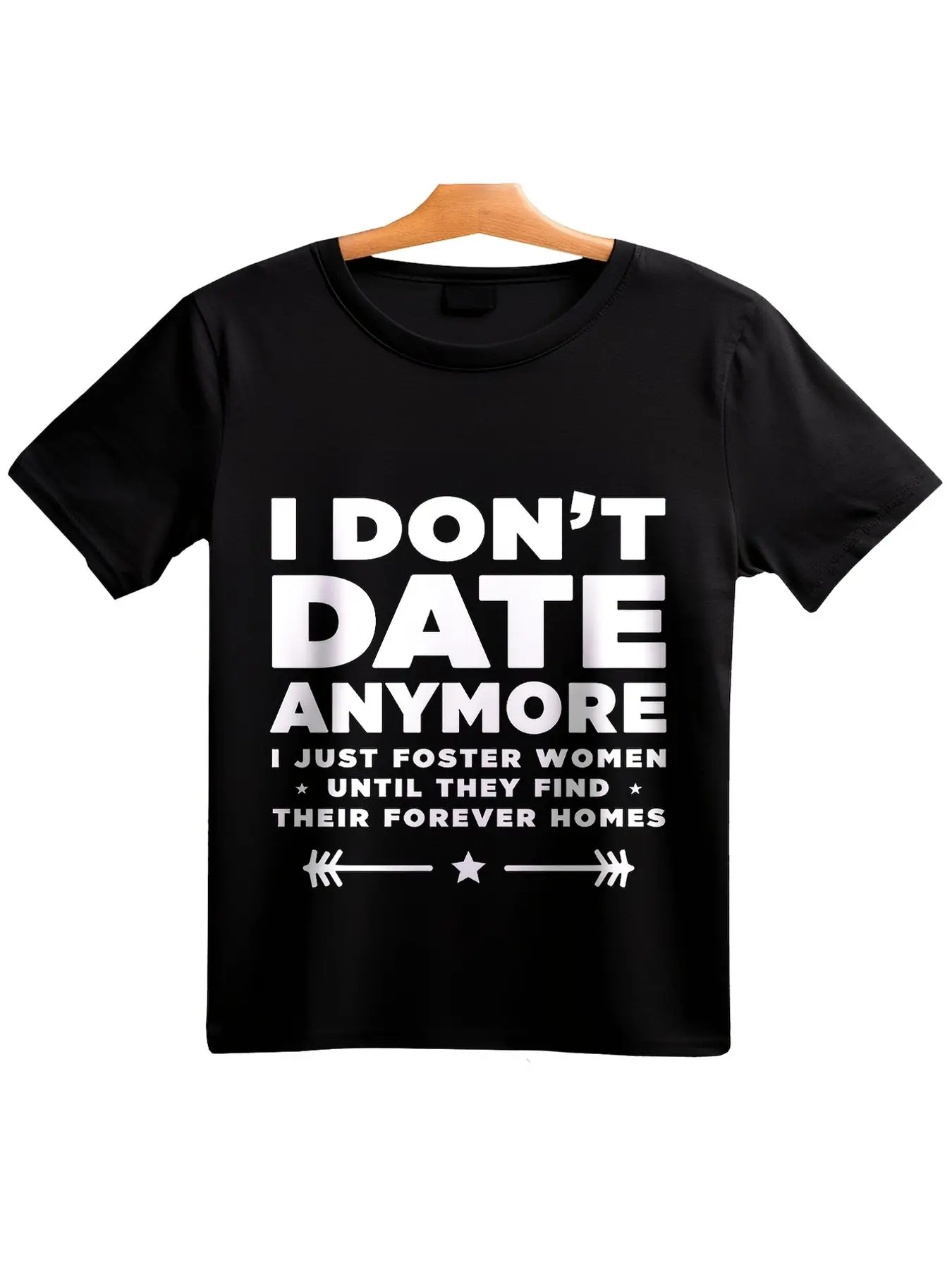 Men's Plus Size Black Short-Sleeve T-Shirt with Bold Text - I DONT DATE ANYMORE I JUST FOSTER WOMEN UNTIL THEY FIND THEIR FOREVER HOMES - Stylish Round Neck Tee Featuring Decorative Arrows and Star Design - Perfect Gift for Friends and Family