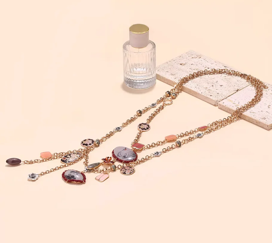 Fall/winter 2025 big-name design multi-layer temperament necklace with painted cranes personalized niche street shooting sweater