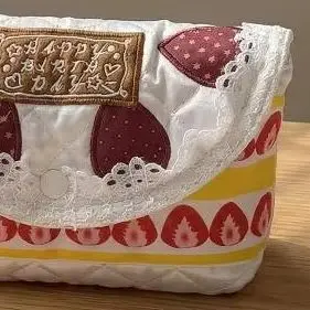 

Strawberry Cake Pouch Cute Dessert-Shaped Storage Bag Portable Zipper Organizer for Stationery Cosmetics Keys Small Items Gift