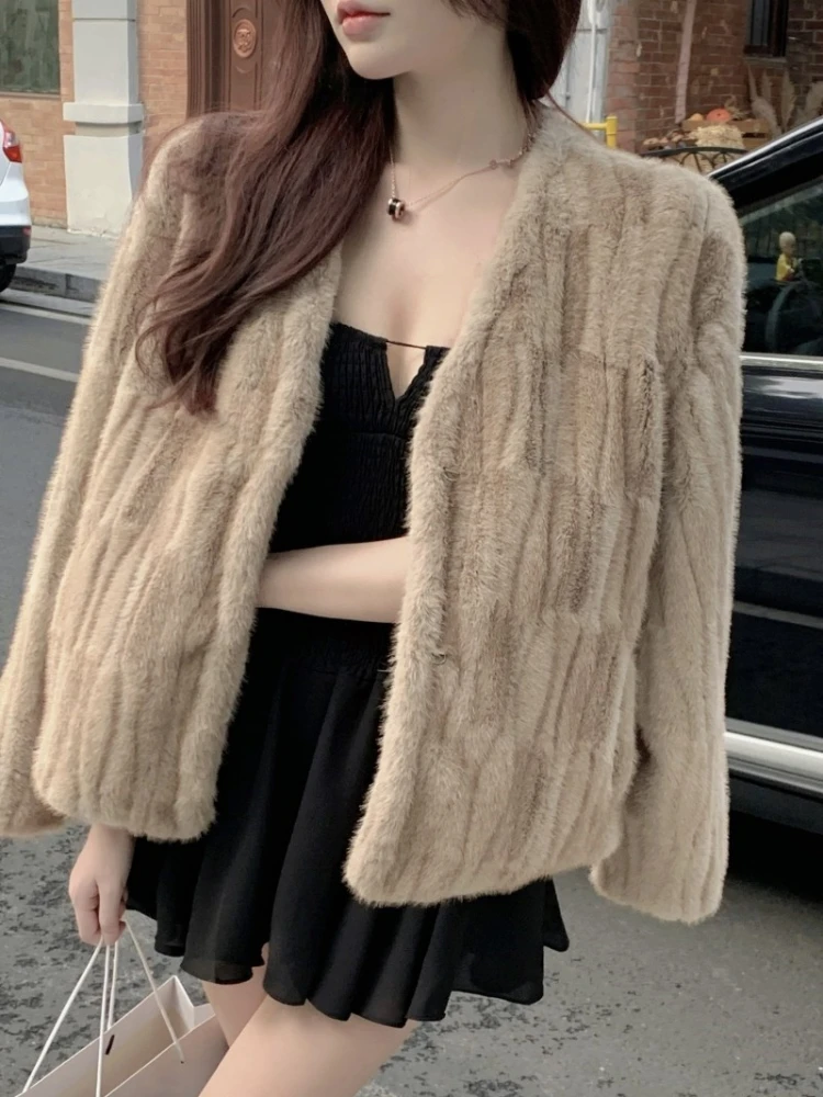 Fur Coat Women's Long-Sleeved Three-Button Coffee Color V-neck Autumn and Winter Lamb Wool Short Loose Slimming Fashion  Casual