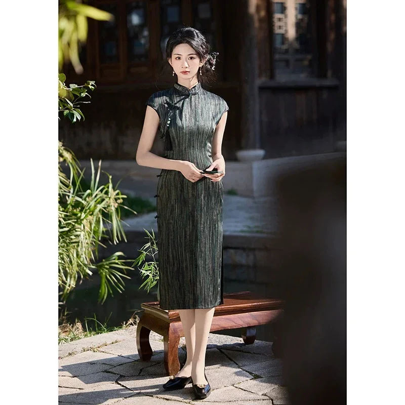 فستان شيونغسام جديد لربيع وصيف 2025 باللون الأسود على الطراز الصيني بأكمام قصيرة ونمط طويل محسّن للفتيات تشيباو #2