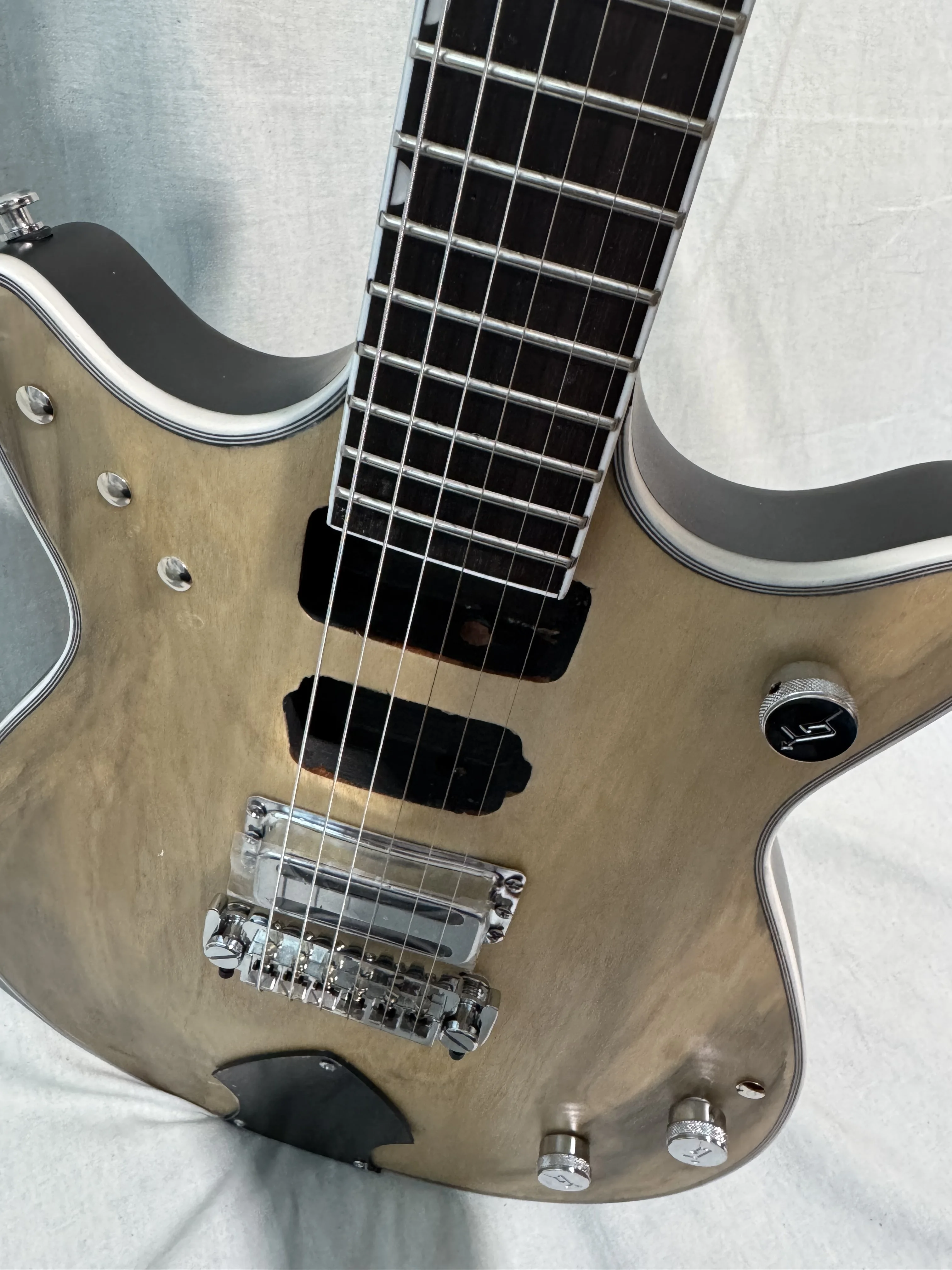 Nueva guitarra eléctrica hueca de color madera maciza de alta calidad. En stock y envío gratis.