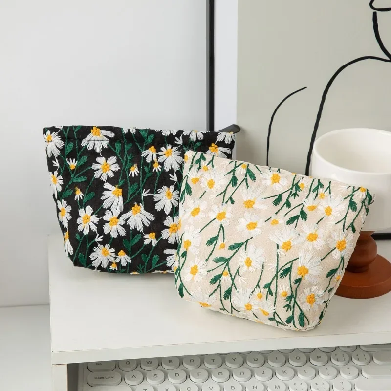 Ins Women\'s Canvas Makeup Organizer Bags Zipper Wash Skincare Sanitary Napkin Storage Bag Case Daisy Embroidery Girl Pencil Case