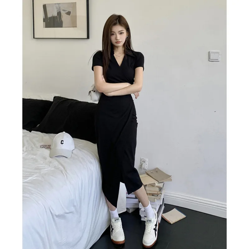 Minimalistische stijl V-hals Effen kleur Asymmetrische geplooide T-shirtjurk met korte mouwen voor dames Zomer Slim-fit split-kokerrok