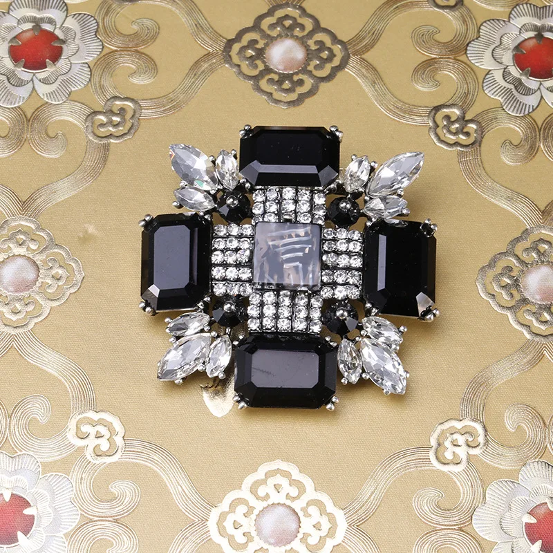 New Fashion Black Rhinestone Brooches for Women Corsage Jewelry Accessories Simple Luxury Pins Wedding Party Clothing Collar Pin