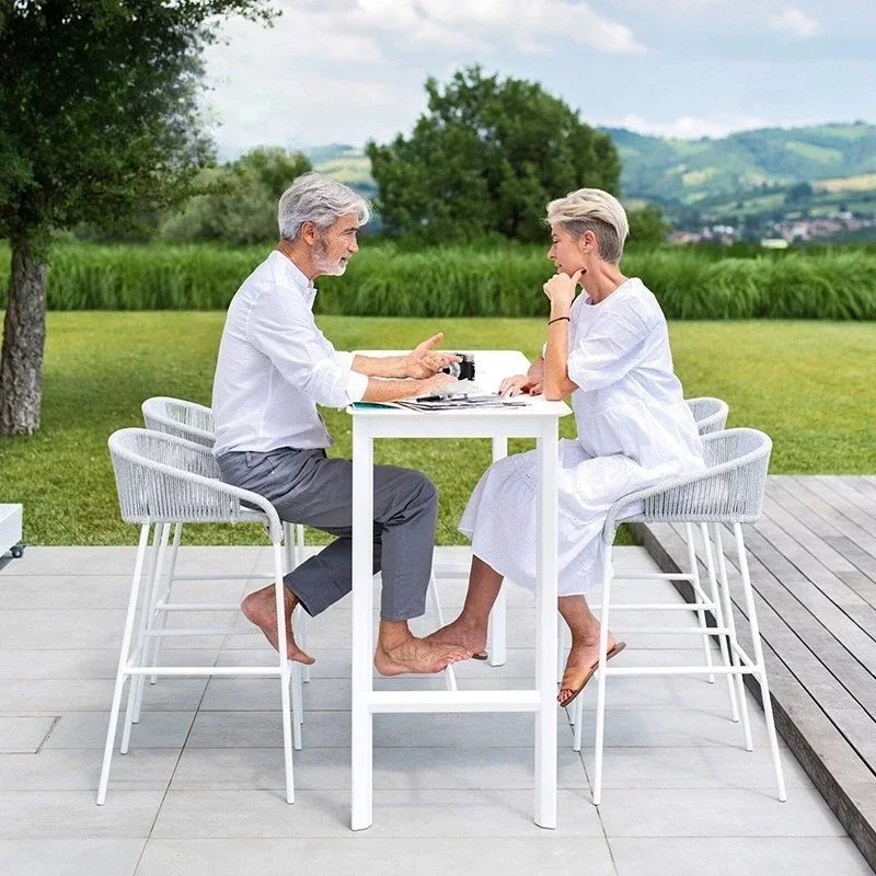 Combinazione di tavolo e sedia da bar per cortile villa all'aperto, terrazza, schienale in rattan, sgabello alto, caffetteria