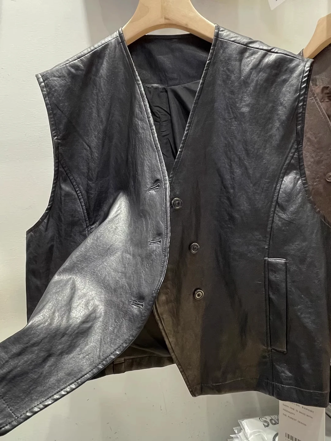 

Свободный жилет из искусственной кожи с V-образным вырезом, большой размер, дизайн 300 Pou, повседневный стиль, для мужчин и женщин, весна-осень, модный