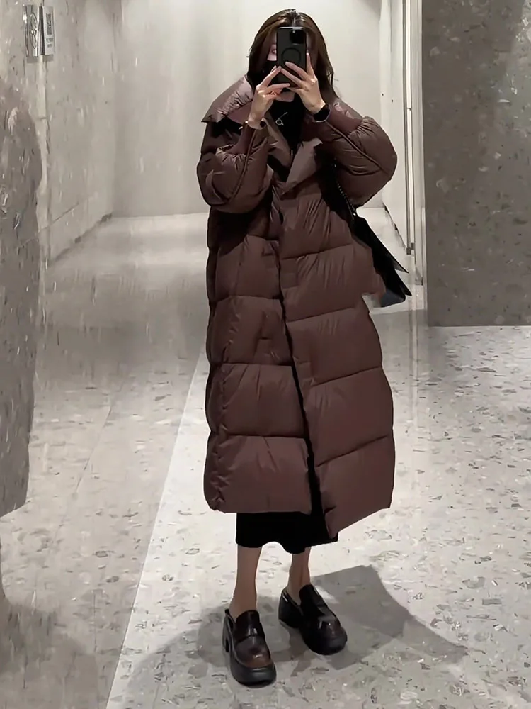 Modna, uniwersalna, ocieplana kurtka puchowa z dużym kołnierzem, biała, damska, idealna do dojazdów do pracy, trend 2024.