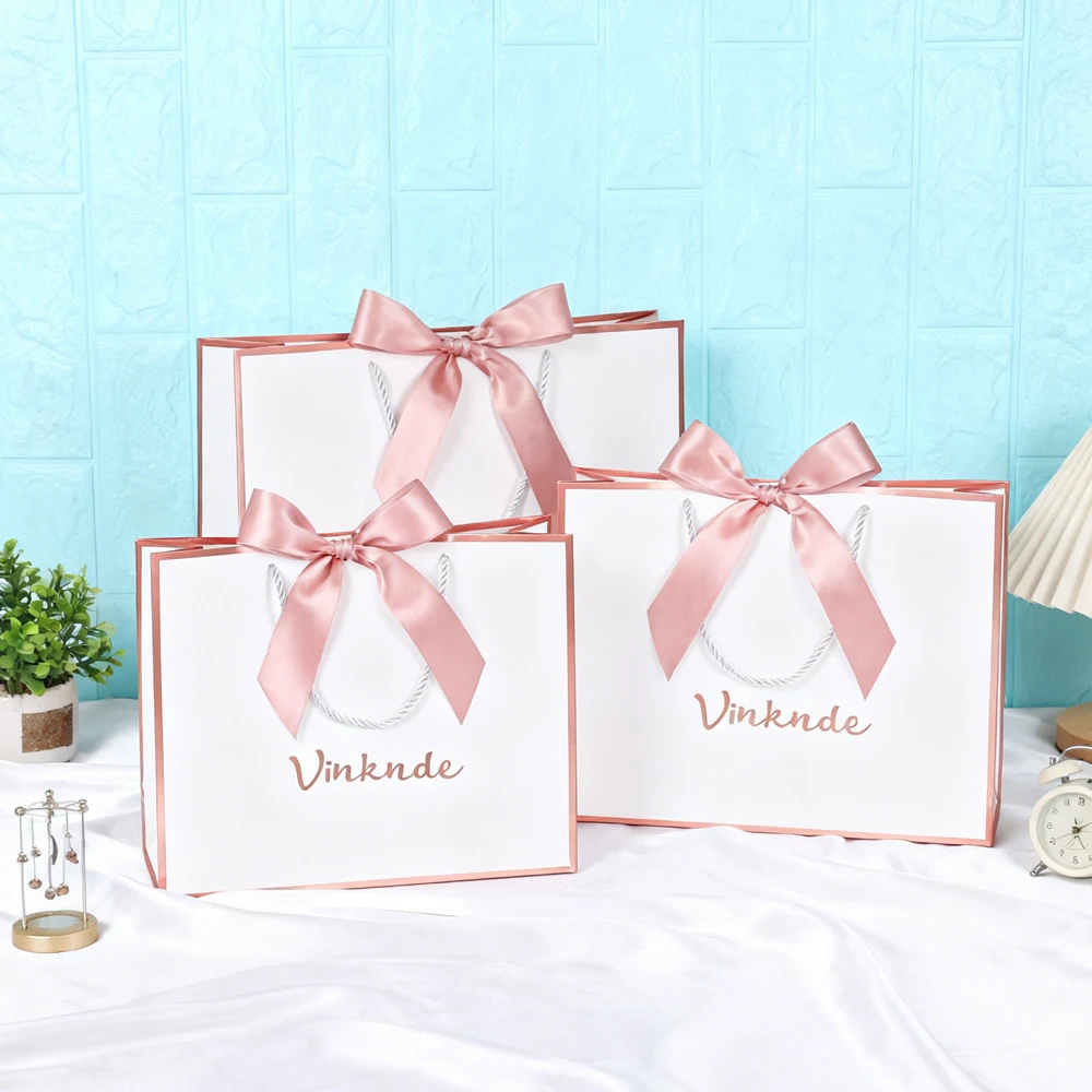 

100 упаковок, роскошный бумажный пакет с крафт-ручкой и принтом на заказ, пригодный для вторичной переработки, розничная упаковка, одежда, обувь, меховые подарки, картонные сумки с логотипом бренда