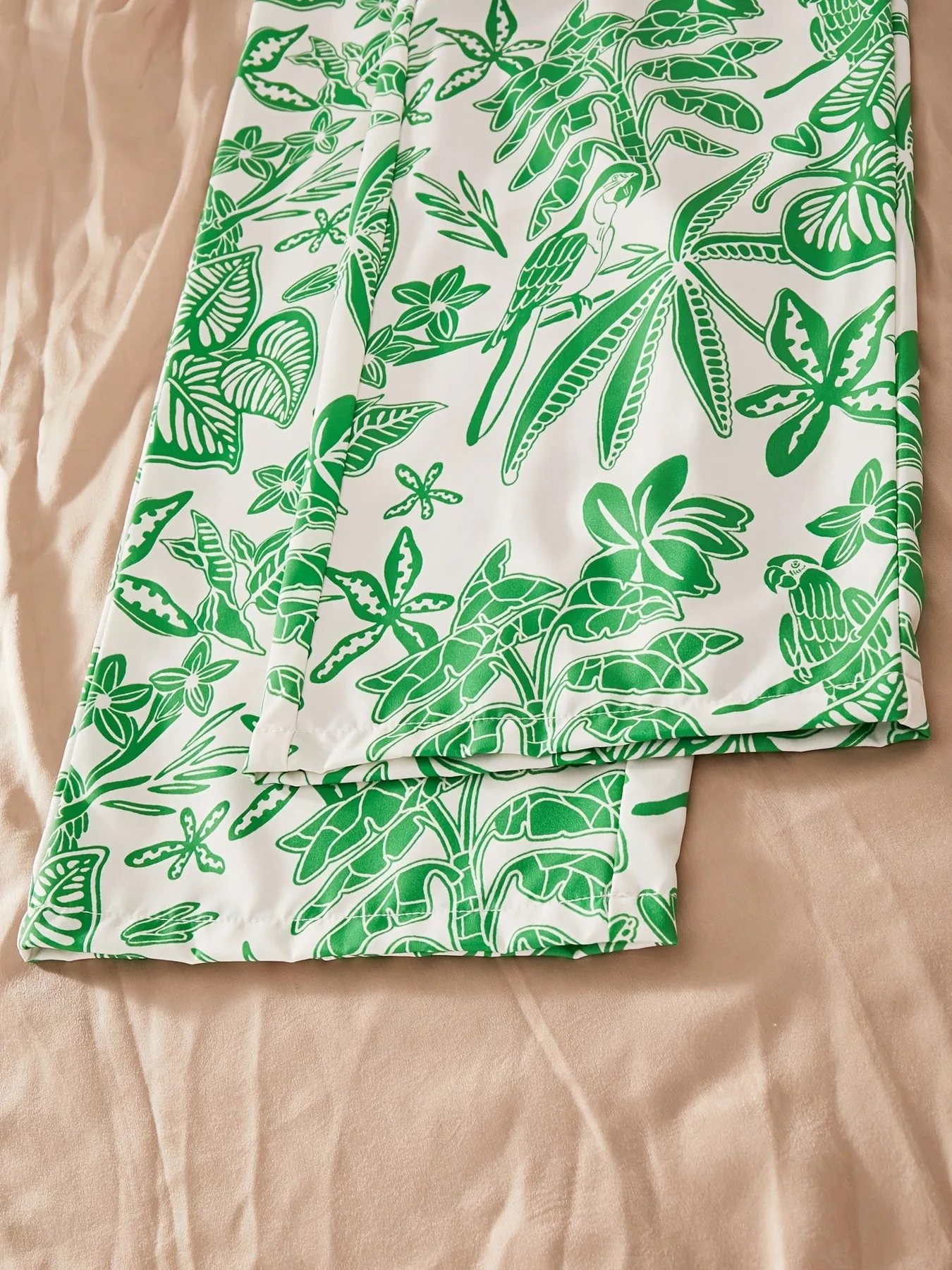 2-teiliges Sommer-Outfit-Set für Mädchen, grünes Crop-Top mit Rüschenärmeln und weitem Bein und Hose mit tropischem Pflanzen- und Vogelmuster – Detail 6